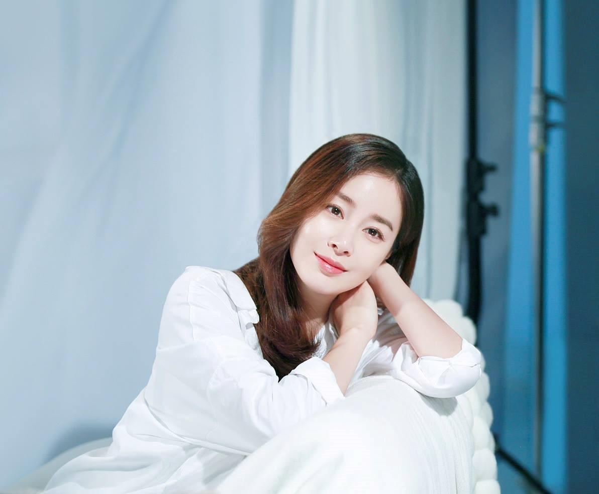 Kim Tae Hee nổi tiếng với vẻ ngoài xinh đẹp và trí thông minh