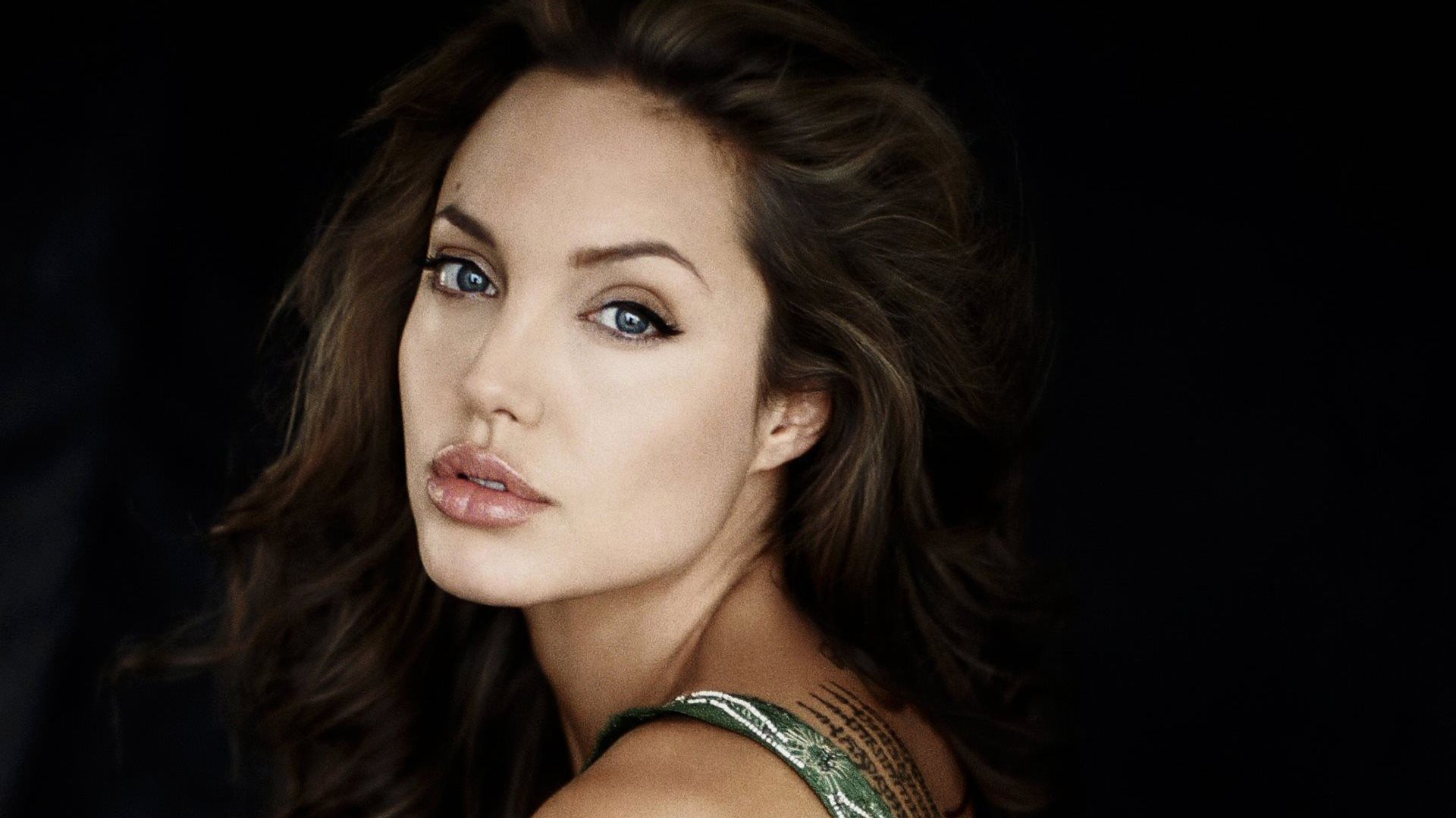 Angelina Jolie đã gặt hái được rất nhiều thành công đáng mơ ước từ khi còn rất trẻ