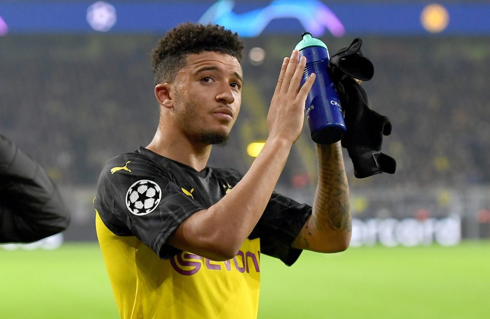 Jadon Sancho đang tập luyện trên sân bóng