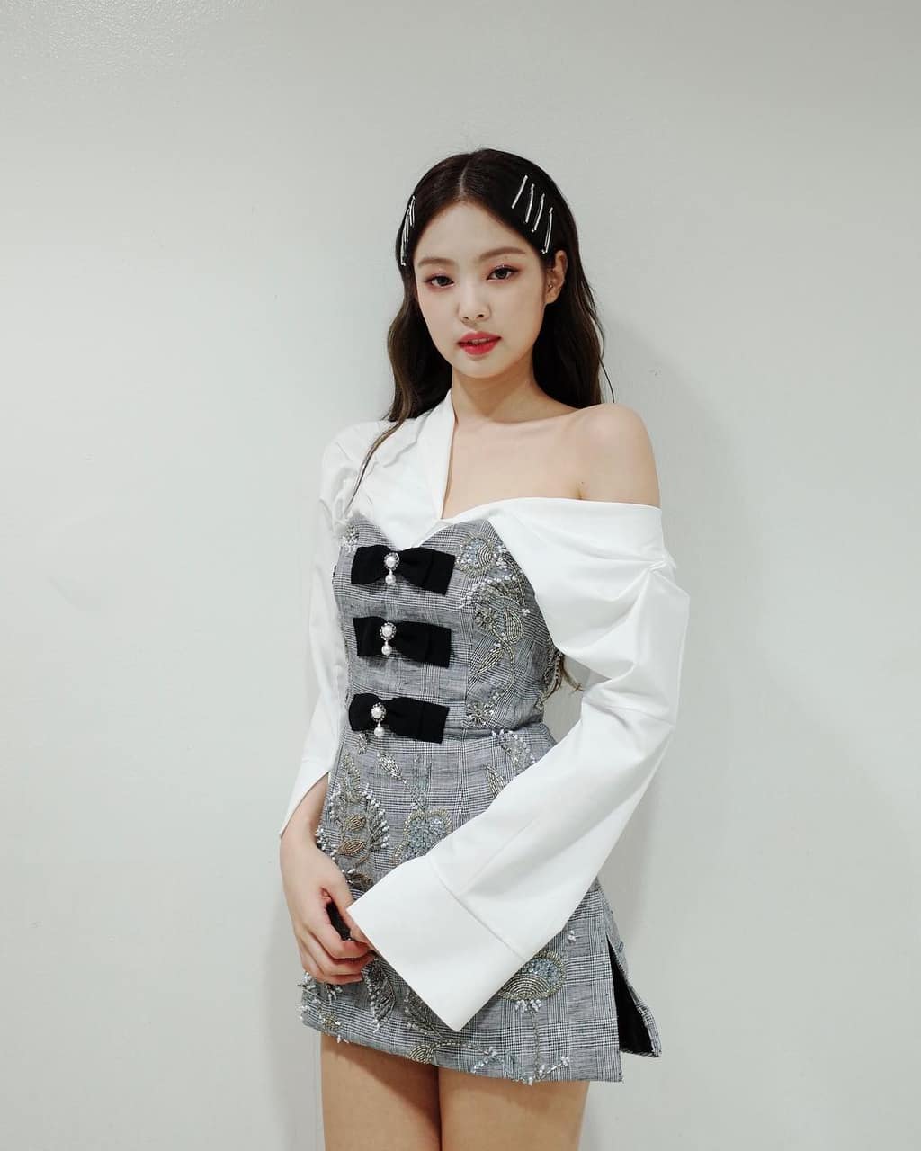 Jennie Kim chọn phối áo sơ mi với kiểu trễ vai để khoe bờ vai gợi cảm